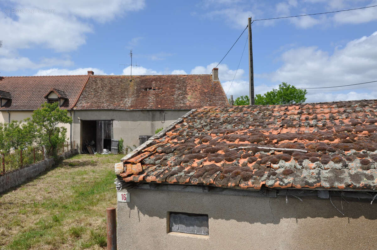 Maison en pierre et pisé à réhabiliter, avec grange et étables aménageables, sur 430 m2 de terrain - photo 2