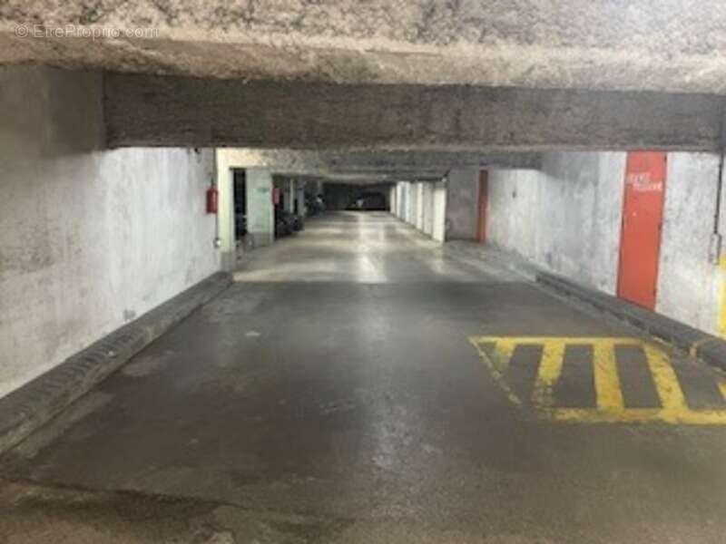 Parking à PARIS-3E