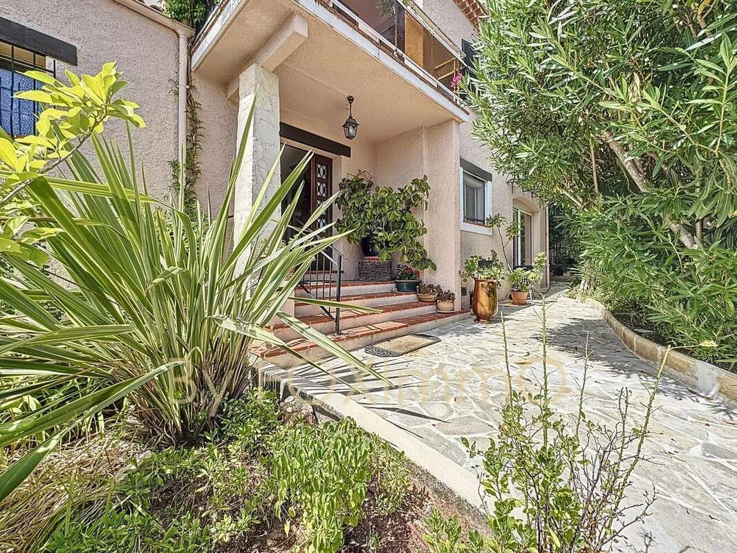 Antibes – Villa apercu mer, beaucoup charme avec potentiel,calme absolu, proche des commodités, jardin plat piscine. - photo 10