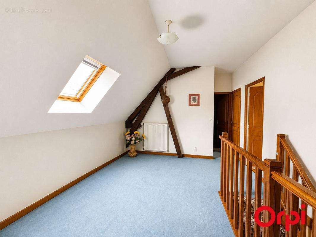 Maison familiale à vendre à Dun-sur-Auron – 136 m² – 4 chambres – Garages – Dépendances – Jardin clos - photo 7