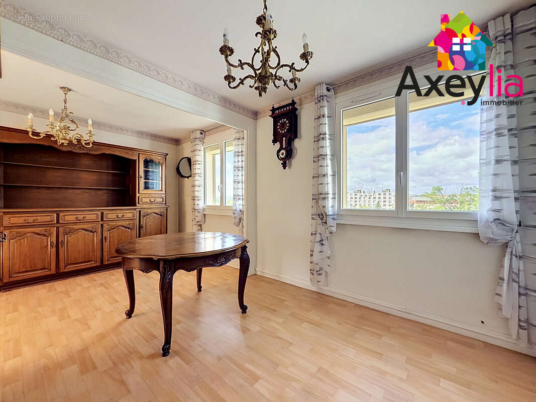 A vendre - roanne centre - appartement t5 avec balcon, box fermé et cave - photo 2