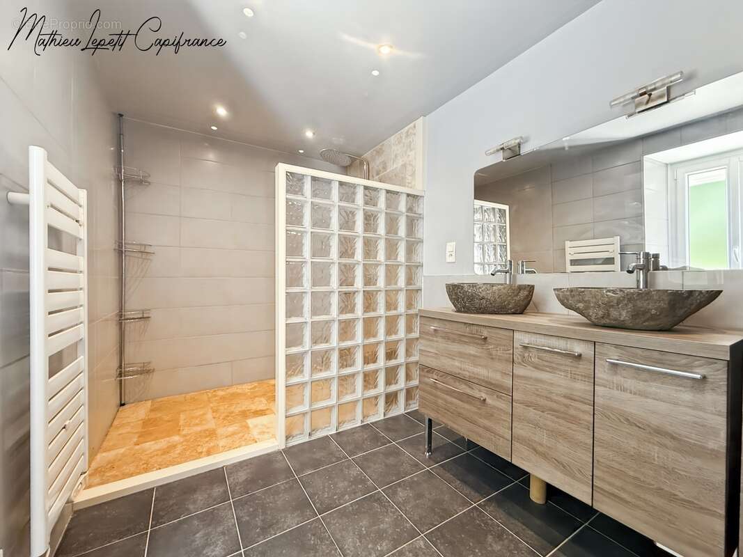 Aux portes de Périgueux – Authentique longère en pierre du XIXᵉ siècle 210 M²- T7 – DPE B – Terrain clos de 1,14 hectare-dépenda - photo 12