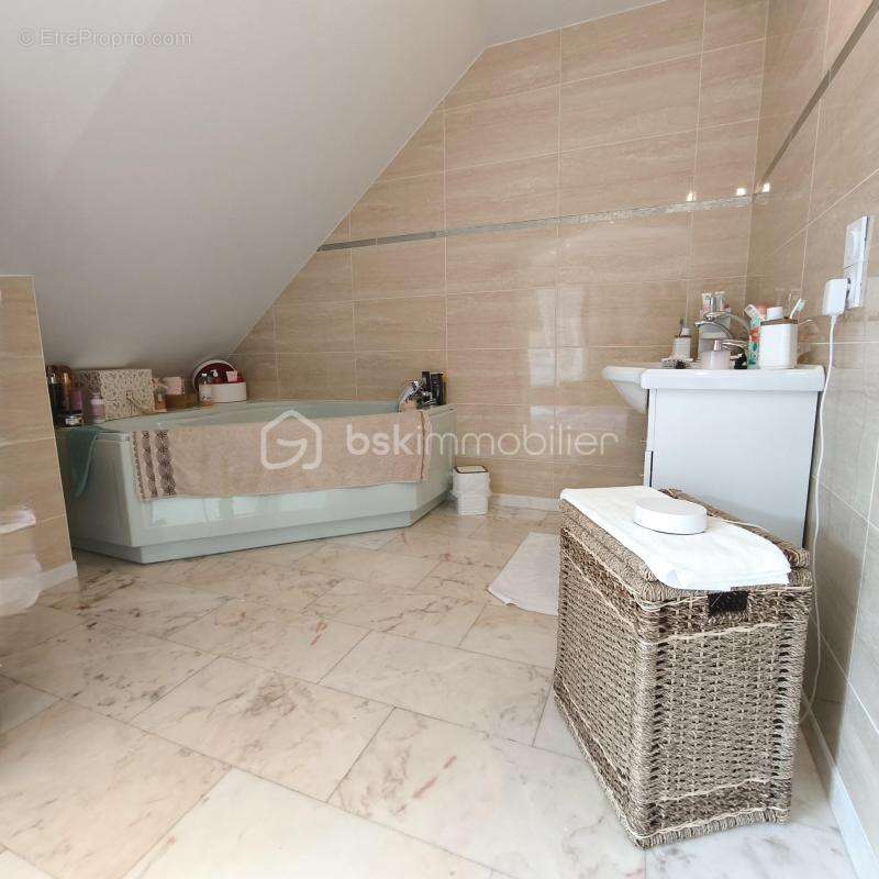 Maison à LE GENEST-SAINT-ISLE