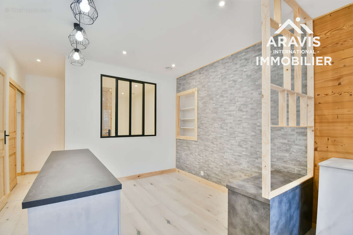 EXCLUSIVITÉ   Appartement entièrement rénové avec terrasse et stationnements - photo 5