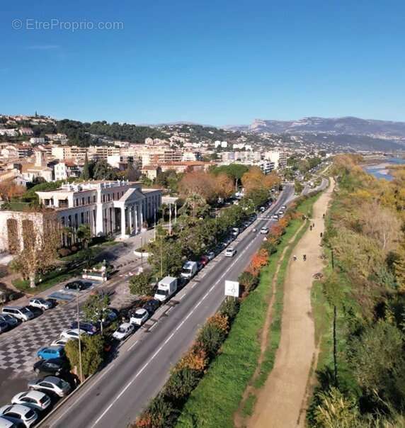 Appartement à SAINT-LAURENT-DU-VAR