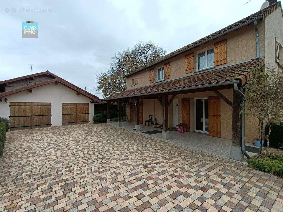 A CHEVROUX MAISON 4 PIECES DE 145 M² SUR TERRAIN DE 1 000 M²  - Maison à CHEVROUX