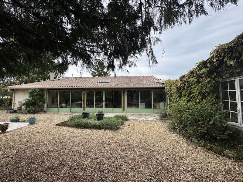 Maison à LES PEINTURES