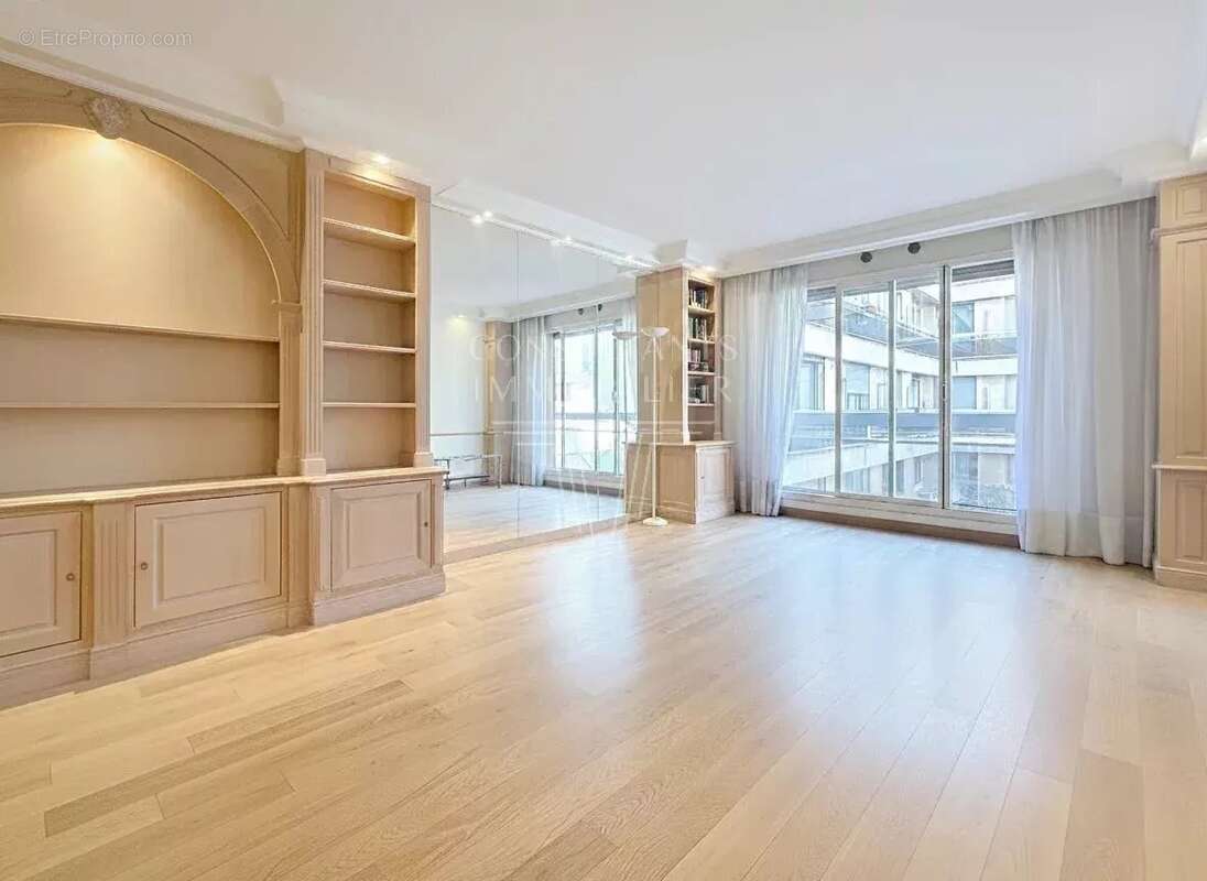 Appartement à PARIS-8E