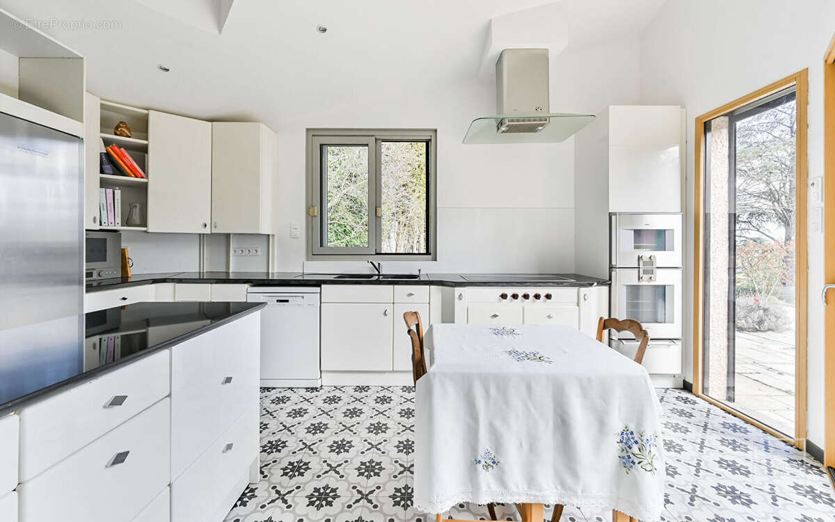 Saint Cyr au Mont d'Or, 12mn à pied du Village, Maison d'environ 230m² sur 1 617m² de terrain - photo 6