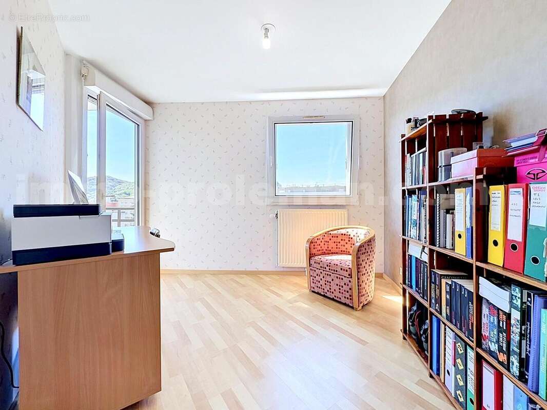 Appartement_T4_Annemasse_transformé_en_T3_Proche_Genève_Ceva_tram_Suisse_investissement_hyper_centre_Séjour_balcon_vue_cuisine_chambre_1_chambre_2_ - Appartement à ANNEMASSE