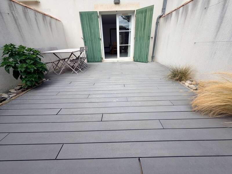 Appartement  avec extérieur clos de murs  au port de st martin de ré - photo 7