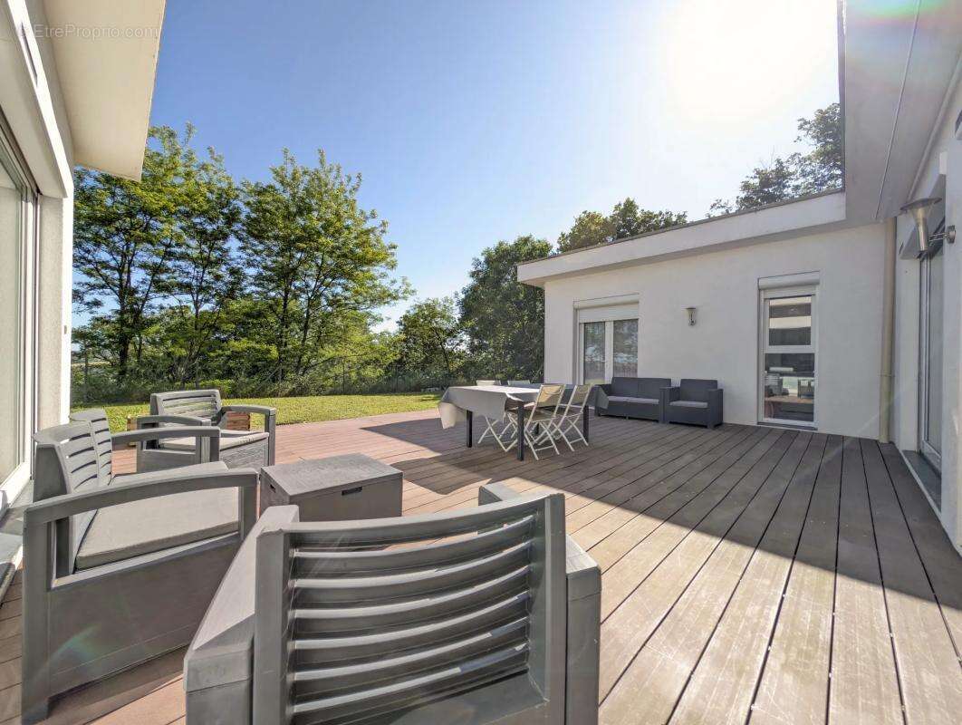 Maison à SAINT-CYR-DE-FAVIERES