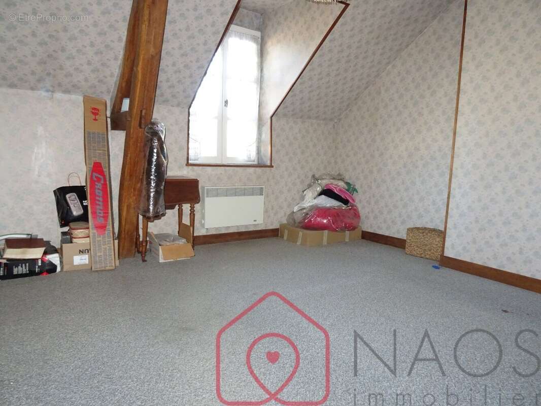 Maison à LA CHAPELLE-D'ANGILLON