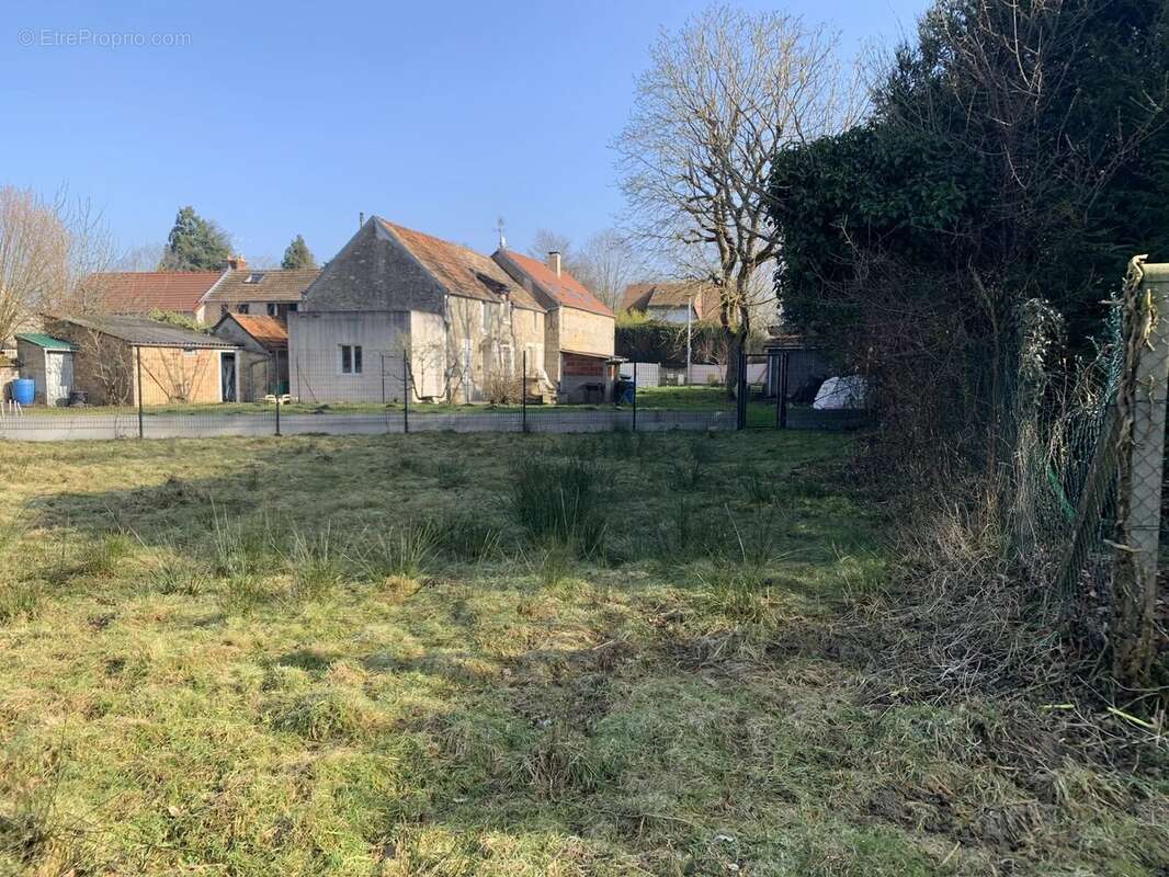 Terrain à VIEILLE-EGLISE-EN-YVELINES