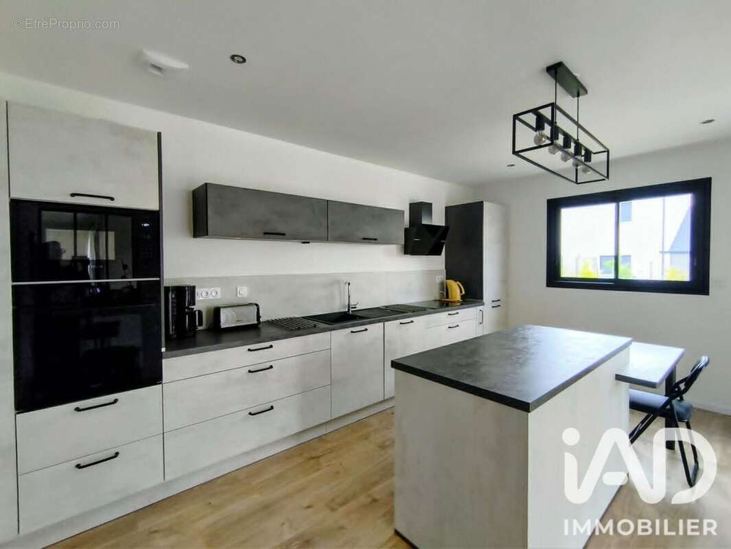 Maison 148 m² à La Chapelle-Des-Fougeretz  - photo 4