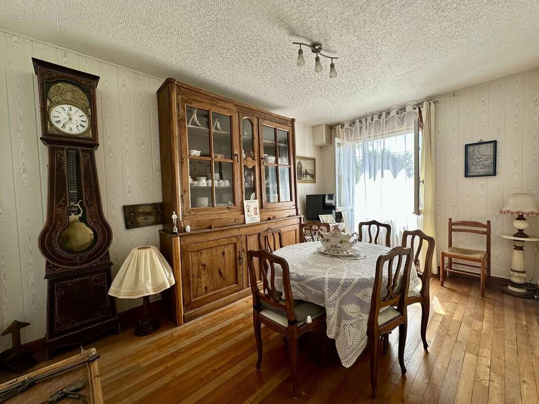 Maison familiale située à proximité d'un village prisé en bord de rivière. - photo 4
