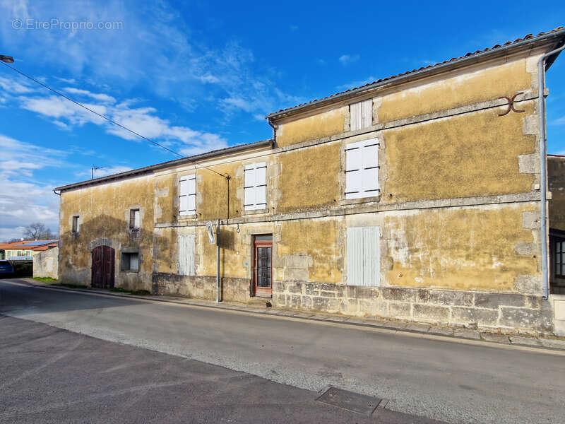 Maison à BRIZAMBOURG