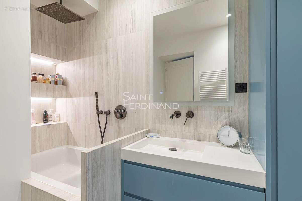 Appartement à PARIS-8E