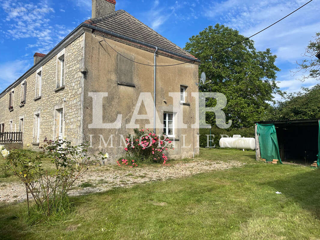 Maison à SAINT-JOUIN-DE-BLAVOU
