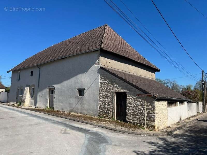 Perrigny sur l ognon maison ancienne de 127 m2 sur 898 m2 de terrain - photo 2