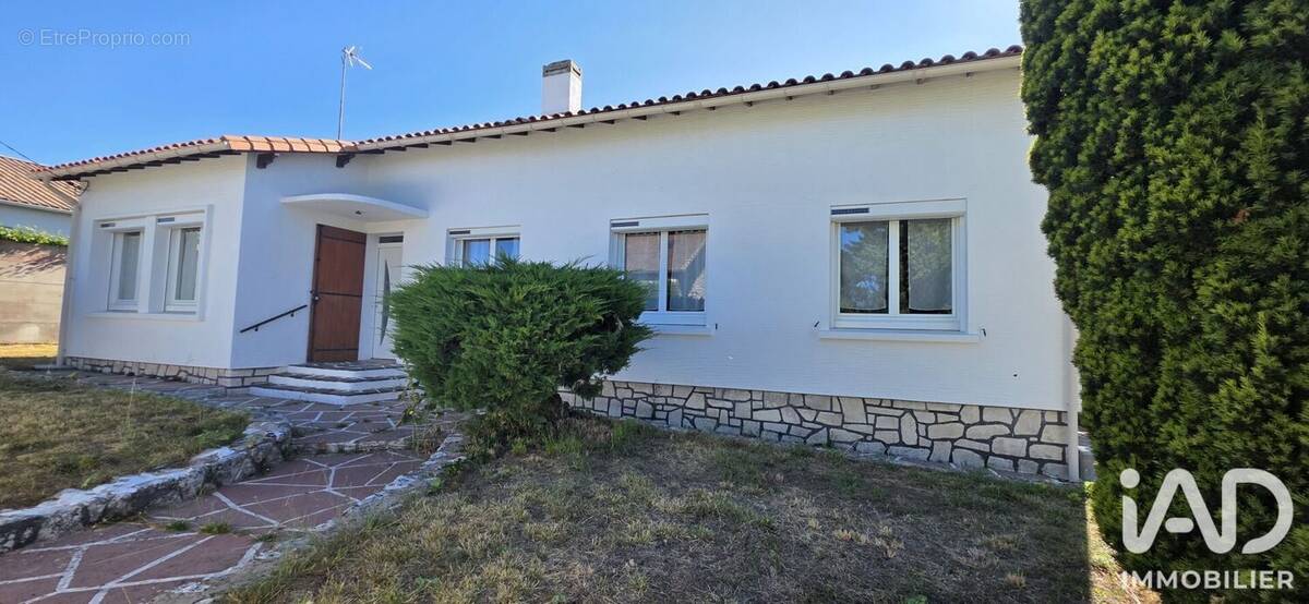 Photo 1 - Maison à CHAILLEVETTE
