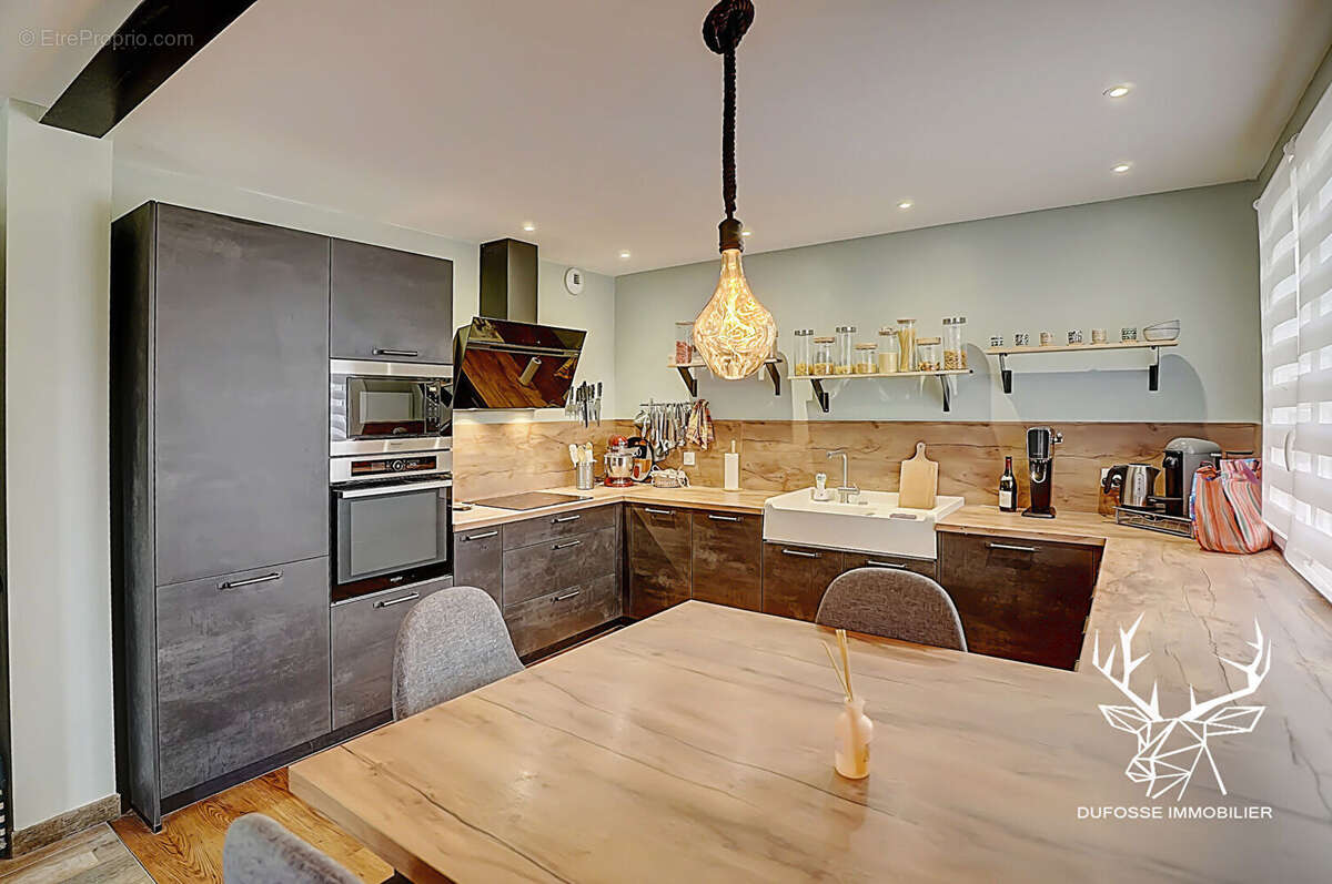 Maison à LA CHAPELLE-DE-LA-TOUR