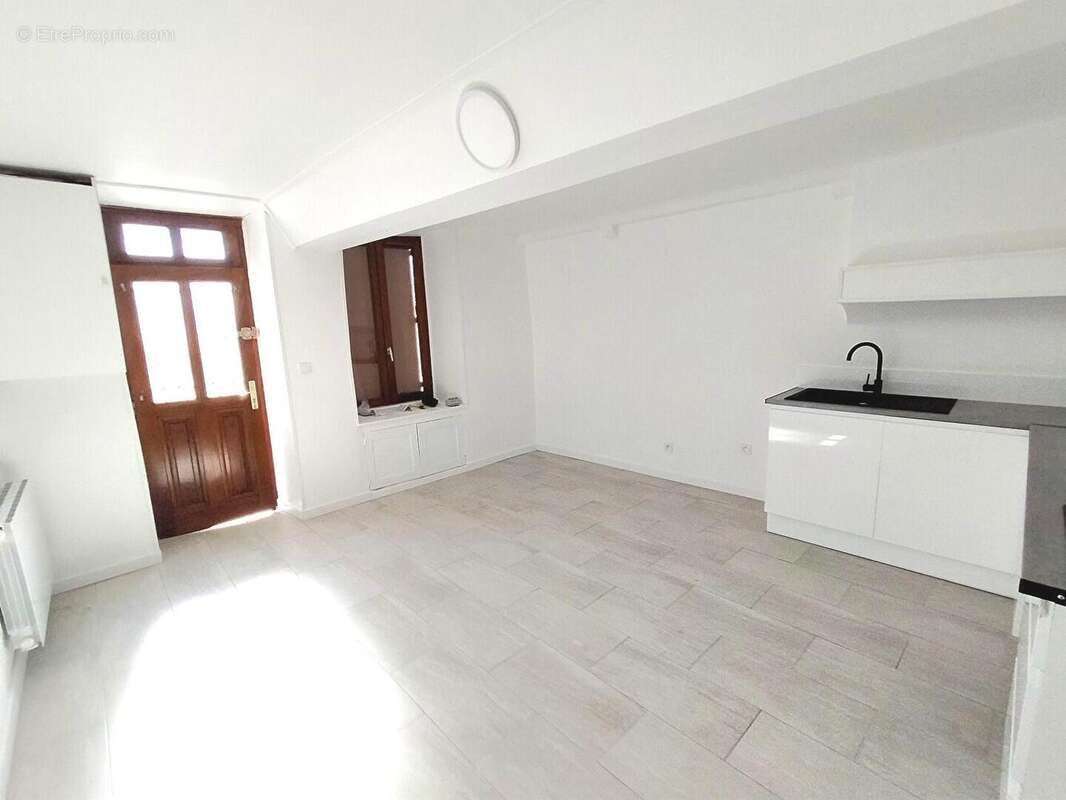 maison Averton séjour cuisine - Maison à AVERTON