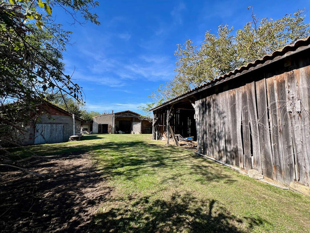 Belle opportunité dans la campagne de Villeneuve sur Lot : fermette à rénover d'environ 72m2 avec dépendances (grange attenante, - photo 15