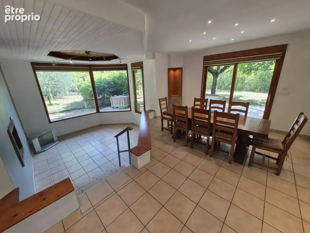 Maison d'architecte de 200 m2 édifiée sur un terrain de 1793 m2 - photo 6