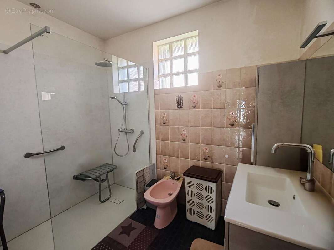 Maison 202 m² à Savigny-Le-Vieux  - photo 2