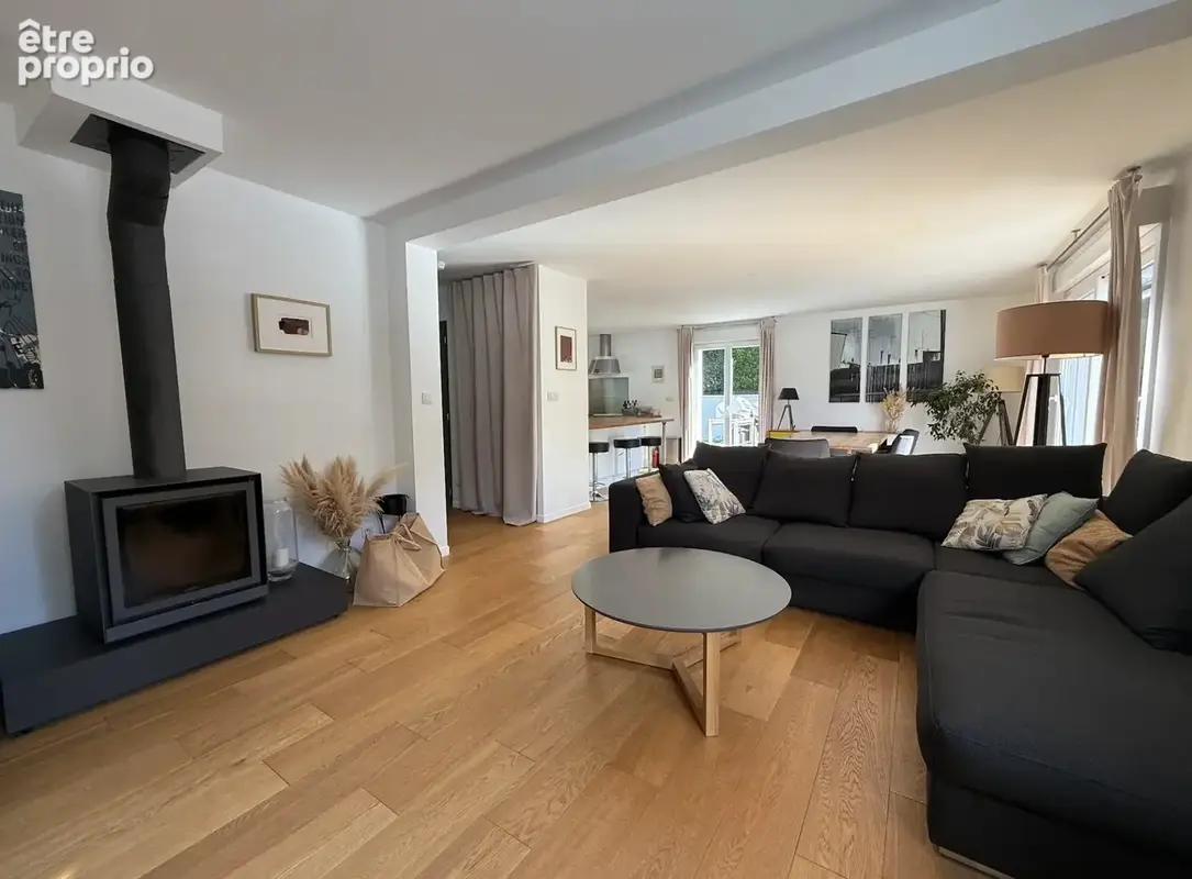 Maison individuelle récente à deux pas du village médiéval d - photo 2