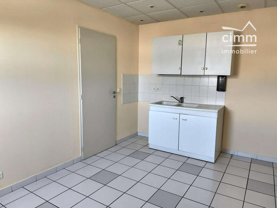 Commerce 59 m² à Echirolles  - photo 4