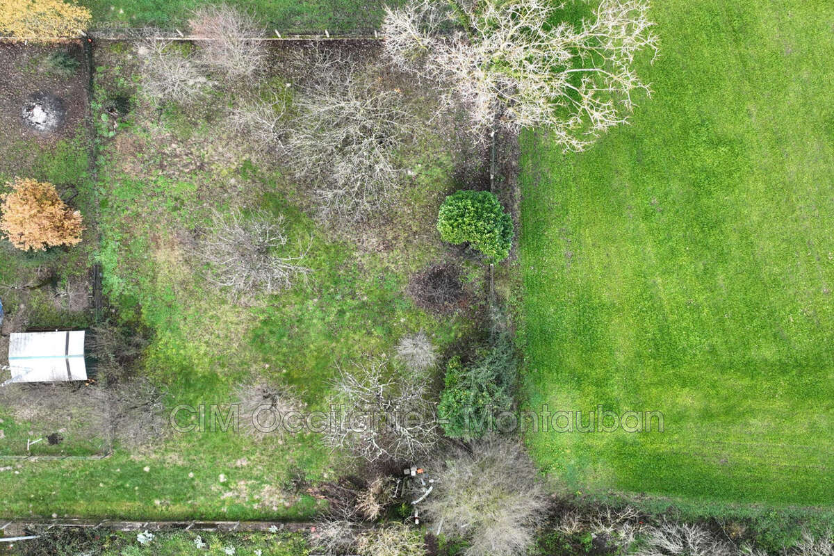 Terrain à SAINT-ETIENNE-DE-TULMONT