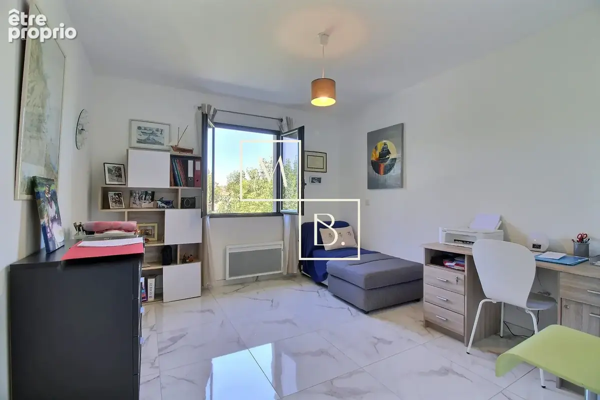 POUSSAN, Magnifique maison T4 de 106m2 avec piscine, jardins et garage ! - photo 13