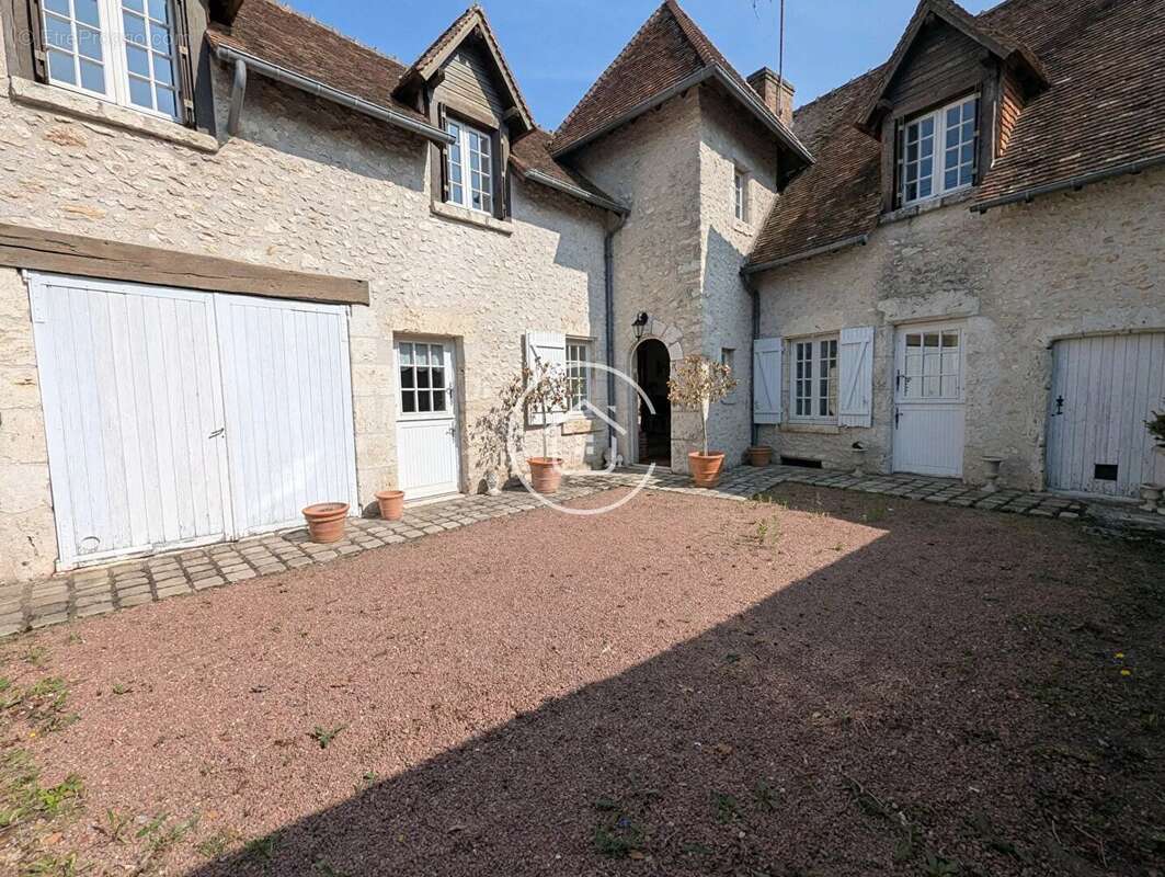 Maison à LA CHAUSSEE-SAINT-VICTOR