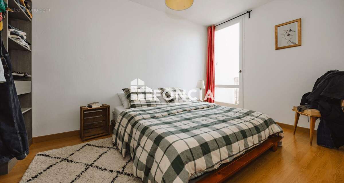 Appartement t4 - 83m2 - face au metro henri freville - photo 5