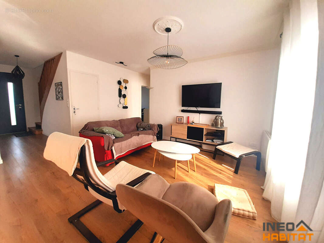 Maison à MONTREUIL-LE-GAST