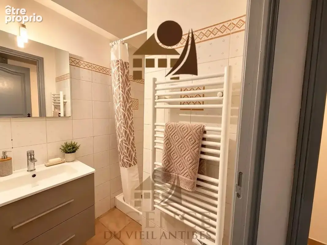Vieil antibes – maison de village avec terrasse et garage - photo 9