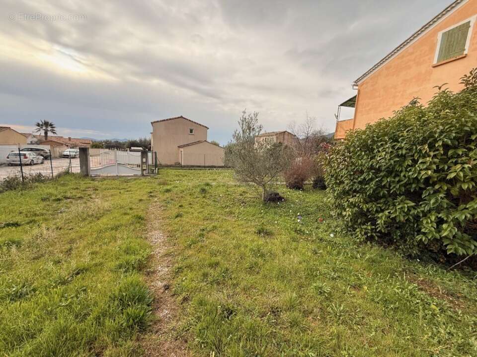 Terrain à SOLLIES-PONT