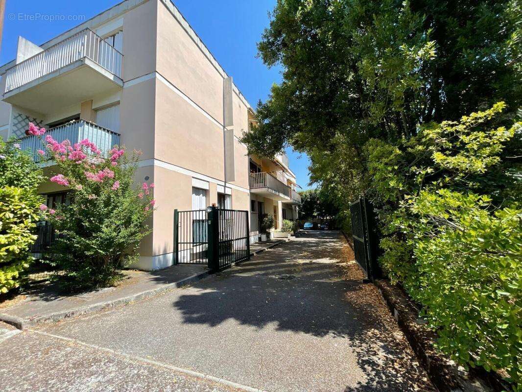 Appartement T3  de 74 m2 à rénover – Secteur Côte Pavée – Calme absolu – Parking et Cave - photo 6