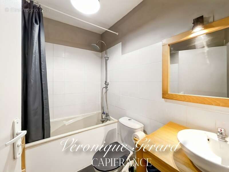 Maison à SAINT-MEDARD-DE-GUIZIERES