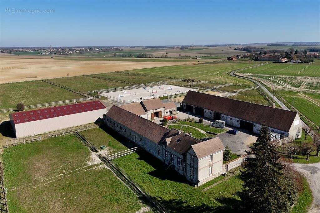 Maison à CLOS-FONTAINE