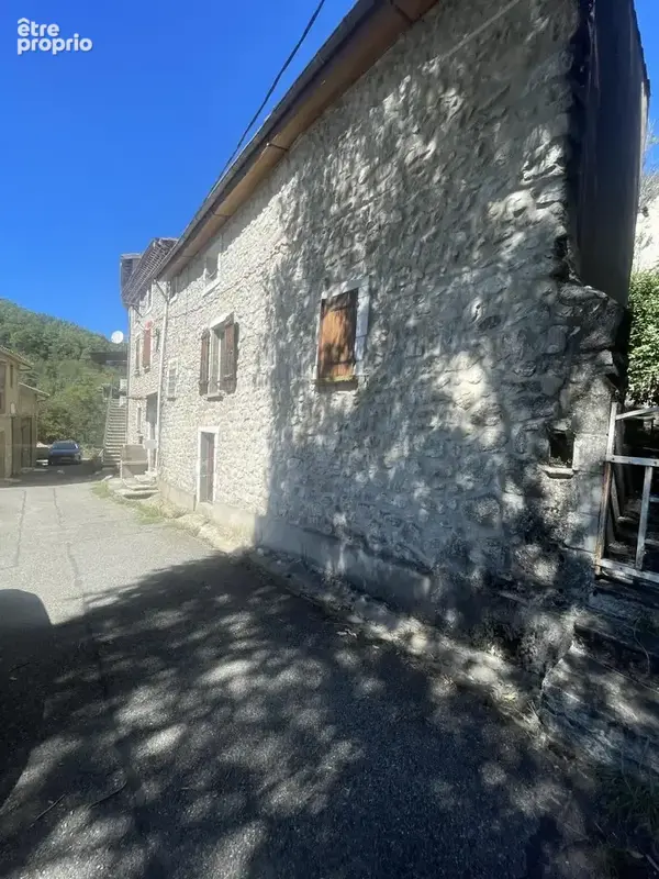 Maison à SAINT-LAURENT-DU-PAPE