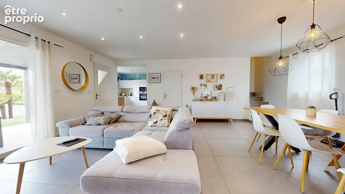Maison familiale avec piscine, vue dégagée et garage - photo 8