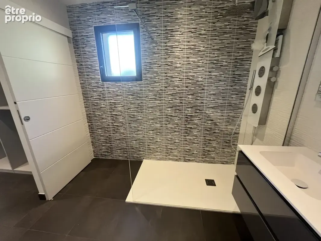 Maison contemporaine de 200 m2 avec 5 chambres et salles d’eau privatives, à 10 minutes de Vannes - photo 9