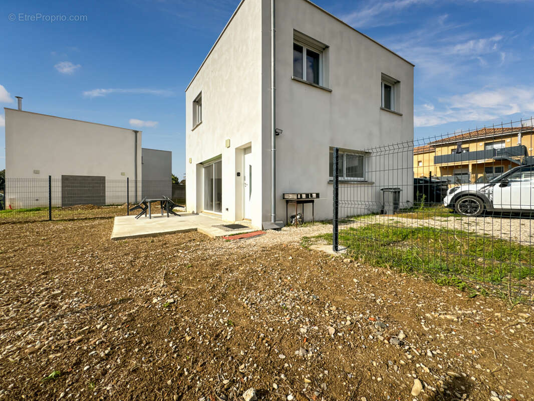 À vendre   Maison lumineuse avec jardin à Saint-Jean-de-Thurigneux - photo 2