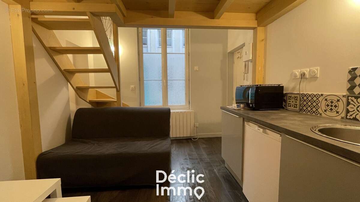 À VENDRE  Studio meublé rénové à deux pas de la cathédrale d'Orléans - photo 4