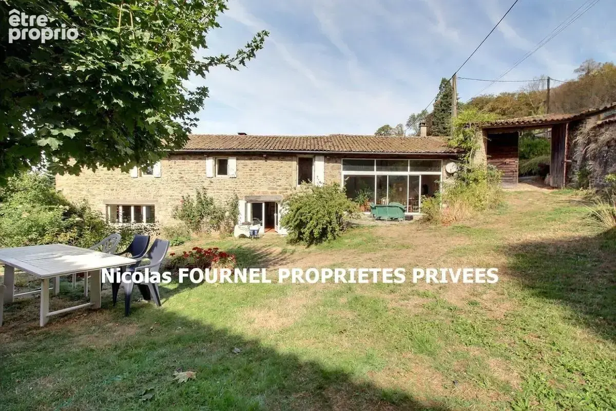 Saint Genest Malifaux 42660 corps de ferme avec cour fermée 215m² habitables 4 chambres, écurie-grange sur 1300m² de terrain - photo 1