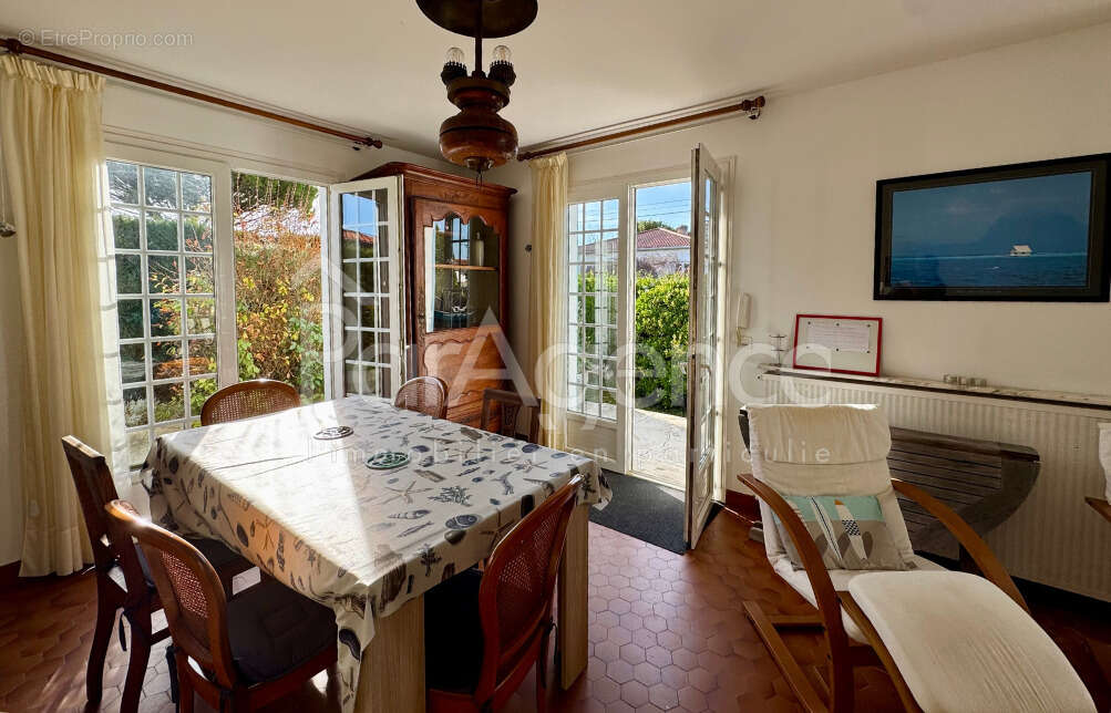 Maison plain-pied   Jardin et garage - photo 5