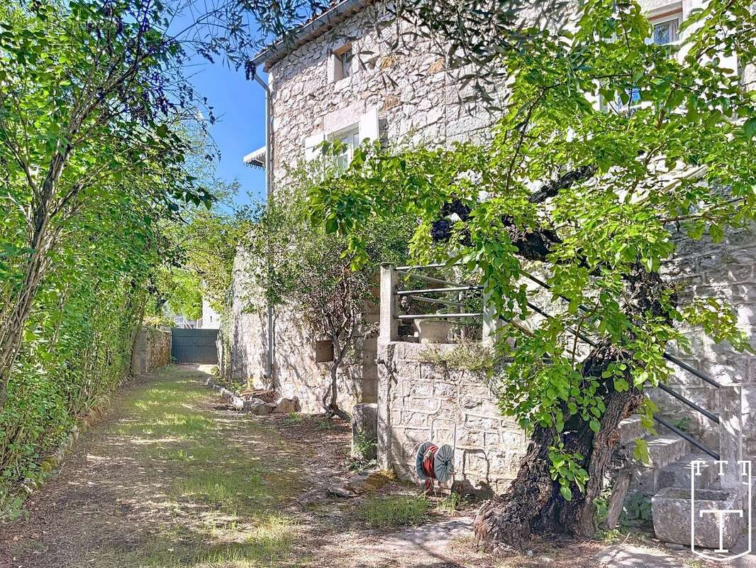 100% charme avec cette bâtisse + 1 dépendance [sud Ardèche] - photo 18